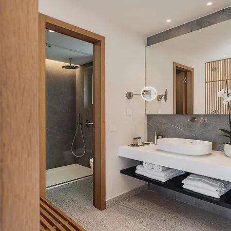 Only View - Timeless Coastal Retreat By Etouri * 하니아