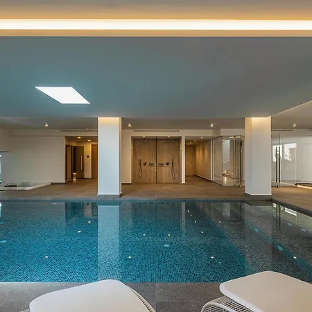 Only View - Timeless Coastal Retreat By Etouri 하니아